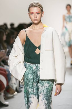 Bir modeli pist Leanne Marshall defile için New York moda hafta bahar yaz 2018 ışıklık Studios Clarkson Square New York'ta 10 Eylül 2017 Tarih boyunca yürür