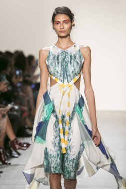 Bir modeli pist Leanne Marshall defile için New York moda hafta bahar yaz 2018 ışıklık Studios Clarkson Square New York'ta 10 Eylül 2017 Tarih boyunca yürür