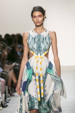 Bir modeli pist Leanne Marshall defile için New York moda hafta bahar yaz 2018 ışıklık Studios Clarkson Square New York'ta 10 Eylül 2017 Tarih boyunca yürür