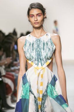 Bir modeli pist Leanne Marshall defile için New York moda hafta bahar yaz 2018 ışıklık Studios Clarkson Square New York'ta 10 Eylül 2017 Tarih boyunca yürür