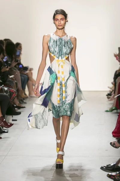 Bir modeli pist Leanne Marshall defile için New York moda hafta bahar yaz 2018 ışıklık Studios Clarkson Square New York'ta 10 Eylül 2017 Tarih boyunca yürür