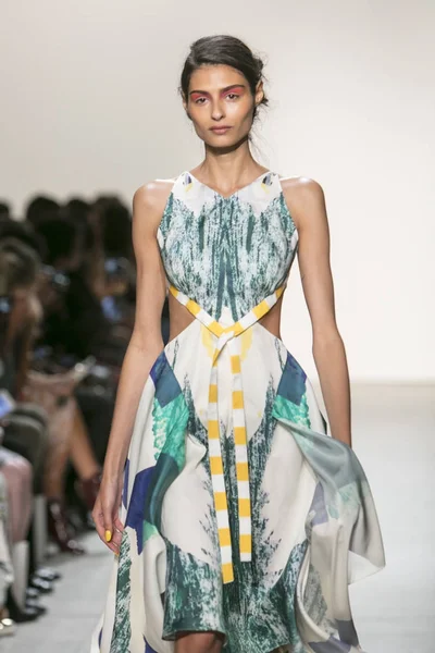 Bir modeli pist Leanne Marshall defile için New York moda hafta bahar yaz 2018 ışıklık Studios Clarkson Square New York'ta 10 Eylül 2017 Tarih boyunca yürür