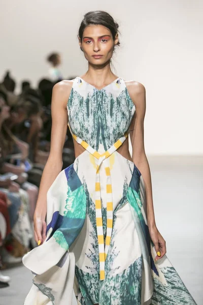 Bir modeli pist Leanne Marshall defile için New York moda hafta bahar yaz 2018 ışıklık Studios Clarkson Square New York'ta 10 Eylül 2017 Tarih boyunca yürür