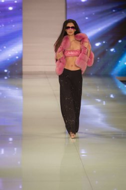 Bir modeli pist Fisico sırasında Cristina Ferrari moda Show Resort 2018 koleksiyonunda Miami moda hafta 2017 Miami'de Buz Sarayı'nda 3 Haziran 2017 üzerinde yürüyor