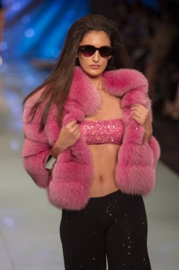 Bir modeli pist Fisico sırasında Cristina Ferrari moda Show Resort 2018 koleksiyonunda Miami moda hafta 2017 Miami'de Buz Sarayı'nda 3 Haziran 2017 üzerinde yürüyor