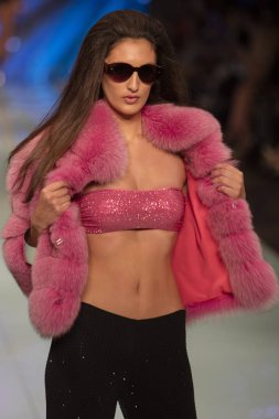 Bir modeli pist Fisico sırasında Cristina Ferrari moda Show Resort 2018 koleksiyonunda Miami moda hafta 2017 Miami'de Buz Sarayı'nda 3 Haziran 2017 üzerinde yürüyor