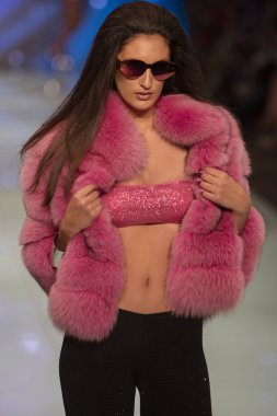 Bir modeli pist Fisico sırasında Cristina Ferrari moda Show Resort 2018 koleksiyonunda Miami moda hafta 2017 Miami'de Buz Sarayı'nda 3 Haziran 2017 üzerinde yürüyor