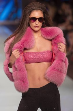 Bir modeli pist Fisico sırasında Cristina Ferrari moda Show Resort 2018 koleksiyonunda Miami moda hafta 2017 Miami'de Buz Sarayı'nda 3 Haziran 2017 üzerinde yürüyor