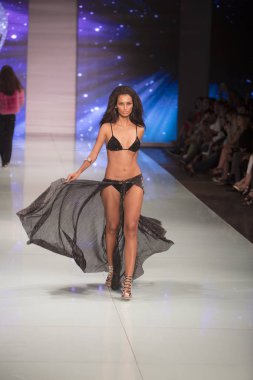 Bir modeli pist Fisico sırasında Cristina Ferrari moda Show Resort 2018 koleksiyonunda Miami moda hafta 2017 Miami'de Buz Sarayı'nda 3 Haziran 2017 üzerinde yürüyor