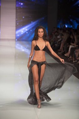 Bir modeli pist Fisico sırasında Cristina Ferrari moda Show Resort 2018 koleksiyonunda Miami moda hafta 2017 Miami'de Buz Sarayı'nda 3 Haziran 2017 üzerinde yürüyor