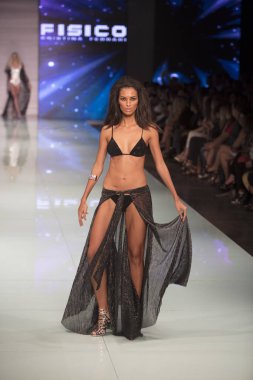 Bir modeli pist Fisico sırasında Cristina Ferrari moda Show Resort 2018 koleksiyonunda Miami moda hafta 2017 Miami'de Buz Sarayı'nda 3 Haziran 2017 üzerinde yürüyor