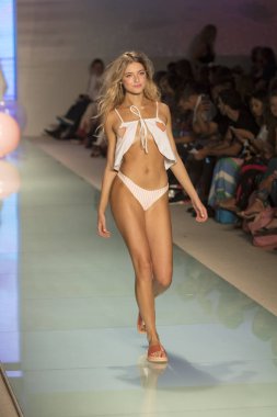 Manken üzerinde 21 Temmuz 2017 Funkshion yüzmek 2017 yılında Miami Beach sırasında Lolli Yüzme yaz 2017 defile için pist yürür