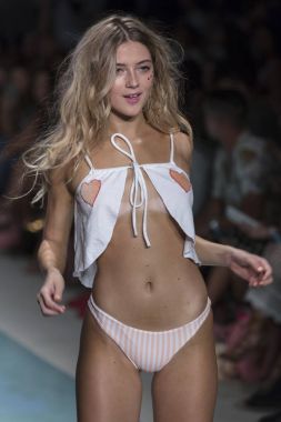 Manken üzerinde 21 Temmuz 2017 Funkshion yüzmek 2017 yılında Miami Beach sırasında Lolli Yüzme yaz 2017 defile için pist yürür