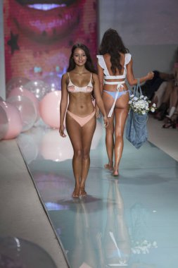 Manken üzerinde 21 Temmuz 2017 Funkshion yüzmek 2017 yılında Miami Beach sırasında Lolli Yüzme yaz 2017 defile için pist yürür