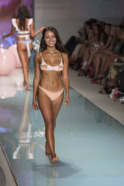 Manken üzerinde 21 Temmuz 2017 Funkshion yüzmek 2017 yılında Miami Beach sırasında Lolli Yüzme yaz 2017 defile için pist yürür