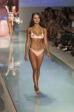 Manken üzerinde 21 Temmuz 2017 Funkshion yüzmek 2017 yılında Miami Beach sırasında Lolli Yüzme yaz 2017 defile için pist yürür
