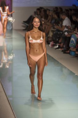 Manken üzerinde 21 Temmuz 2017 Funkshion yüzmek 2017 yılında Miami Beach sırasında Lolli Yüzme yaz 2017 defile için pist yürür
