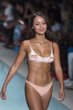Manken üzerinde 21 Temmuz 2017 Funkshion yüzmek 2017 yılında Miami Beach sırasında Lolli Yüzme yaz 2017 defile için pist yürür