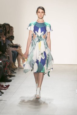 Bir modeli pist Leanne Marshall defile için New York moda hafta bahar yaz 2018 ışıklık Studios Clarkson Square New York'ta 10 Eylül 2017 Tarih boyunca yürür