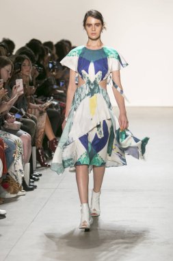 Bir modeli pist Leanne Marshall defile için New York moda hafta bahar yaz 2018 ışıklık Studios Clarkson Square New York'ta 10 Eylül 2017 Tarih boyunca yürür