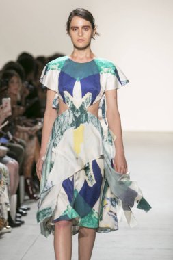 Bir modeli pist Leanne Marshall defile için New York moda hafta bahar yaz 2018 ışıklık Studios Clarkson Square New York'ta 10 Eylül 2017 Tarih boyunca yürür