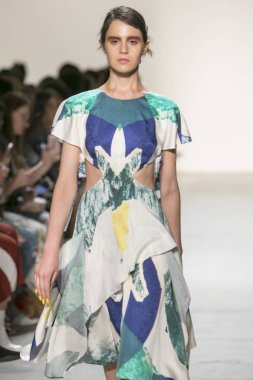 Bir modeli pist Leanne Marshall defile için New York moda hafta bahar yaz 2018 ışıklık Studios Clarkson Square New York'ta 10 Eylül 2017 Tarih boyunca yürür