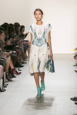 Bir modeli pist Leanne Marshall defile için New York moda hafta bahar yaz 2018 ışıklık Studios Clarkson Square New York'ta 10 Eylül 2017 Tarih boyunca yürür