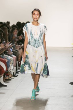 Bir modeli pist Leanne Marshall defile için New York moda hafta bahar yaz 2018 ışıklık Studios Clarkson Square New York'ta 10 Eylül 2017 Tarih boyunca yürür