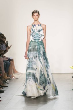 Bir modeli pist Leanne Marshall defile için New York moda hafta bahar yaz 2018 ışıklık Studios Clarkson Square New York'ta 10 Eylül 2017 Tarih boyunca yürür