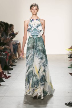 Bir modeli pist Leanne Marshall defile için New York moda hafta bahar yaz 2018 ışıklık Studios Clarkson Square New York'ta 10 Eylül 2017 Tarih boyunca yürür