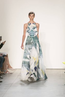 Bir modeli pist Leanne Marshall defile için New York moda hafta bahar yaz 2018 ışıklık Studios Clarkson Square New York'ta 10 Eylül 2017 Tarih boyunca yürür