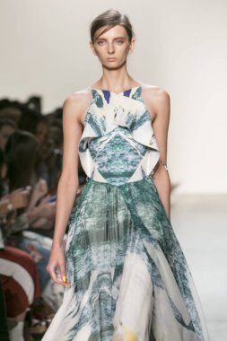 Bir modeli pist Leanne Marshall defile için New York moda hafta bahar yaz 2018 ışıklık Studios Clarkson Square New York'ta 10 Eylül 2017 Tarih boyunca yürür