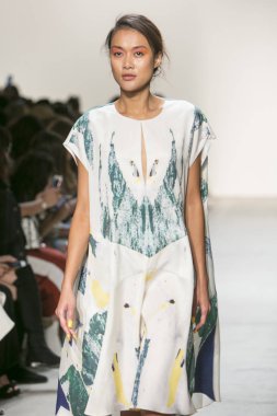 Bir modeli pist Leanne Marshall defile için New York moda hafta bahar yaz 2018 ışıklık Studios Clarkson Square New York'ta 10 Eylül 2017 Tarih boyunca yürür