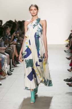 Bir modeli pist Leanne Marshall defile için New York moda hafta bahar yaz 2018 ışıklık Studios Clarkson Square New York'ta 10 Eylül 2017 Tarih boyunca yürür