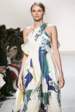 Bir modeli pist Leanne Marshall defile için New York moda hafta bahar yaz 2018 ışıklık Studios Clarkson Square New York'ta 10 Eylül 2017 Tarih boyunca yürür