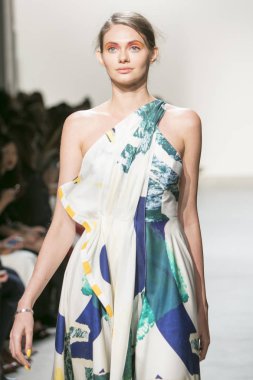 Bir modeli pist Leanne Marshall defile için New York moda hafta bahar yaz 2018 ışıklık Studios Clarkson Square New York'ta 10 Eylül 2017 Tarih boyunca yürür