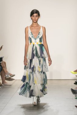 Bir modeli pist Leanne Marshall defile için New York moda hafta bahar yaz 2018 ışıklık Studios Clarkson Square New York'ta 10 Eylül 2017 Tarih boyunca yürür