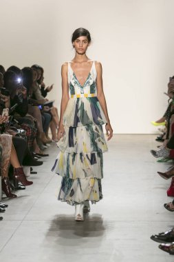 Bir modeli pist Leanne Marshall defile için New York moda hafta bahar yaz 2018 ışıklık Studios Clarkson Square New York'ta 10 Eylül 2017 Tarih boyunca yürür