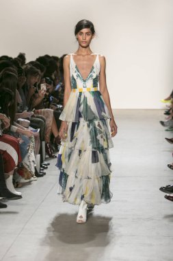 Bir modeli pist Leanne Marshall defile için New York moda hafta bahar yaz 2018 ışıklık Studios Clarkson Square New York'ta 10 Eylül 2017 Tarih boyunca yürür