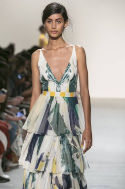 Bir modeli pist Leanne Marshall defile için New York moda hafta bahar yaz 2018 ışıklık Studios Clarkson Square New York'ta 10 Eylül 2017 Tarih boyunca yürür