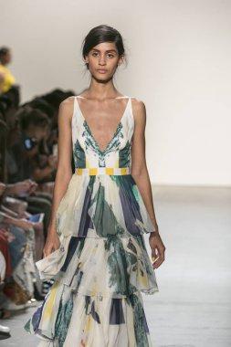 Bir modeli pist Leanne Marshall defile için New York moda hafta bahar yaz 2018 ışıklık Studios Clarkson Square New York'ta 10 Eylül 2017 Tarih boyunca yürür