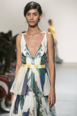 Bir modeli pist Leanne Marshall defile için New York moda hafta bahar yaz 2018 ışıklık Studios Clarkson Square New York'ta 10 Eylül 2017 Tarih boyunca yürür