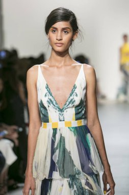 Bir modeli pist Leanne Marshall defile için New York moda hafta bahar yaz 2018 ışıklık Studios Clarkson Square New York'ta 10 Eylül 2017 Tarih boyunca yürür