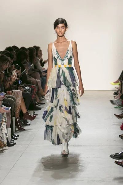 Model Procházky Dráhy Leanne Marshall Fashion Show New Yorku Módní — Stock fotografie