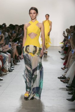 Bir modeli pist Leanne Marshall defile için New York moda hafta bahar yaz 2018 ışıklık Studios Clarkson Square New York'ta 10 Eylül 2017 Tarih boyunca yürür