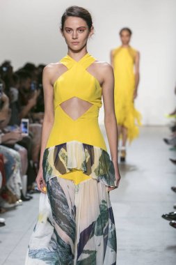 Bir modeli pist Leanne Marshall defile için New York moda hafta bahar yaz 2018 ışıklık Studios Clarkson Square New York'ta 10 Eylül 2017 Tarih boyunca yürür
