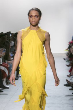 Bir modeli pist Leanne Marshall defile için New York moda hafta bahar yaz 2018 ışıklık Studios Clarkson Square New York'ta 10 Eylül 2017 Tarih boyunca yürür
