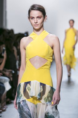 Bir modeli pist Leanne Marshall defile için New York moda hafta bahar yaz 2018 ışıklık Studios Clarkson Square New York'ta 10 Eylül 2017 Tarih boyunca yürür