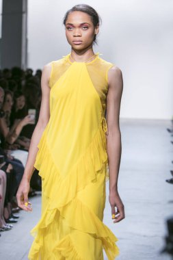Bir modeli pist Leanne Marshall defile için New York moda hafta bahar yaz 2018 ışıklık Studios Clarkson Square New York'ta 10 Eylül 2017 Tarih boyunca yürür