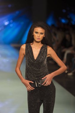 Bir modeli pist Fisico sırasında Cristina Ferrari moda Show Resort 2018 koleksiyonunda Miami moda hafta 2017 Miami'de Buz Sarayı'nda 3 Haziran 2017 üzerinde yürüyor